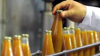 Vişneleri ayaklarıyla ezen meyve suyu firması hangisi? Görüntüler tepki çekti!