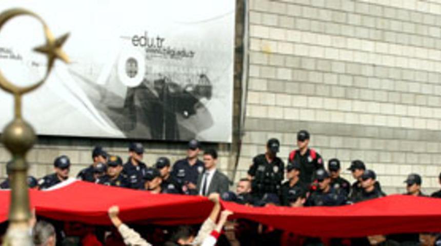 Ermeni konferansı s&uuml;r&uuml;yor