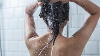 Sağlık uzmanı sosyal medyadan açıklayınca merak uyandırdı! “Havalimanına gitmeden önce asla duş almamalısınız”	