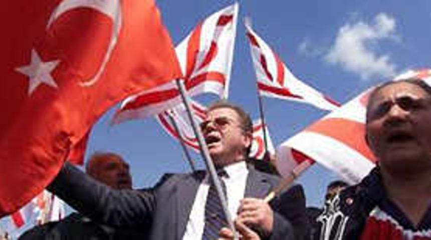 Rumlardan KKTC bayrağına protesto