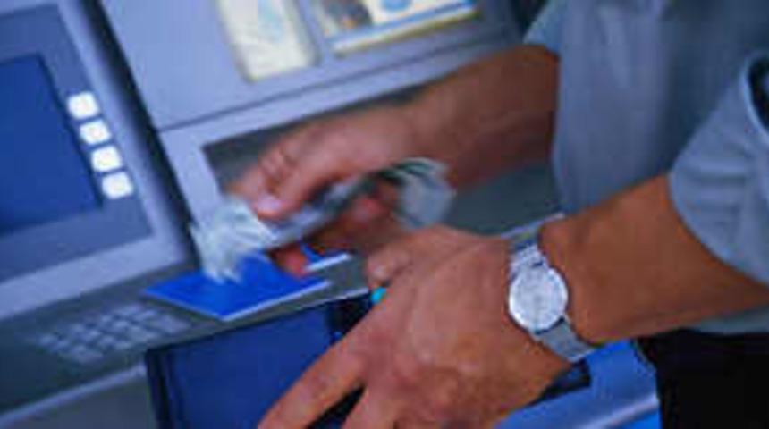 Annesinin maaşını gasp&ccedil;ılara kaptırdı