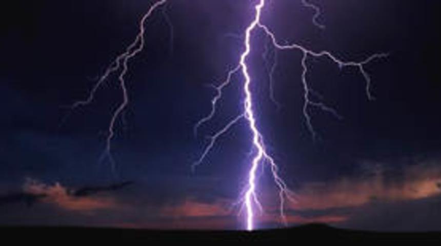 &Uuml;zerine yıldırım d&uuml;şen kadın &ouml;ld&uuml;