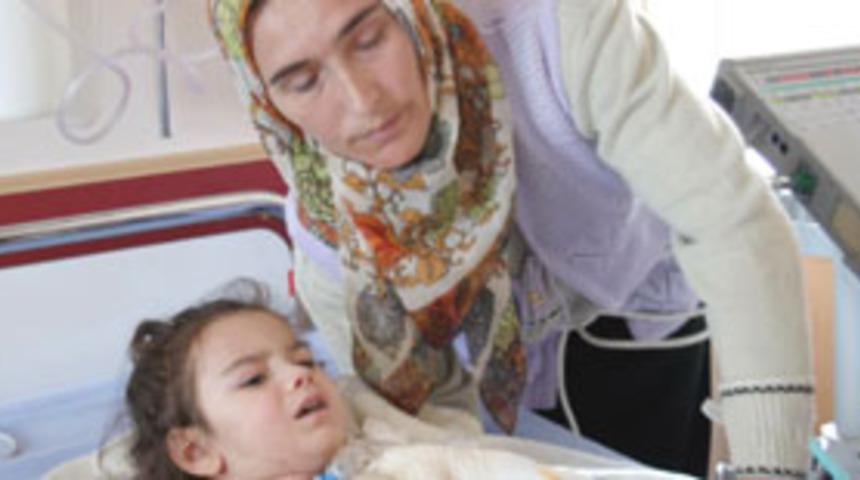 Oksijene bağlı kızına ağzıyla hayat verdi