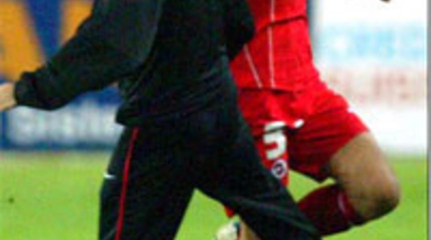 İlk istifa &Ouml;zdilek'ten geldi