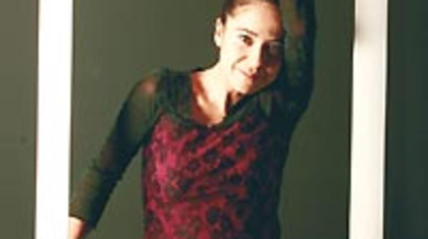 Berrin Karakaş, "T&uuml;l"&uuml; aralıyor