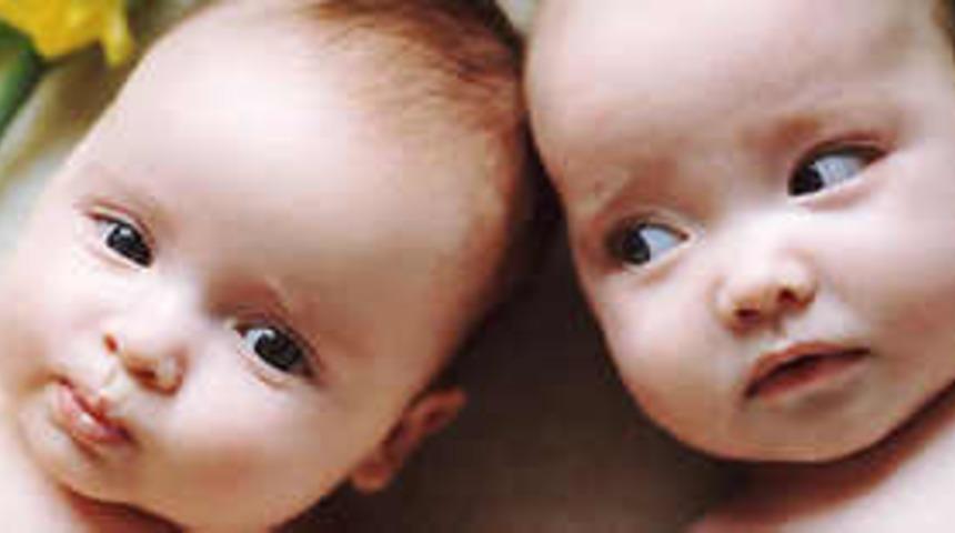 Omurilik felçli çiftin ikiz bebek sevinci