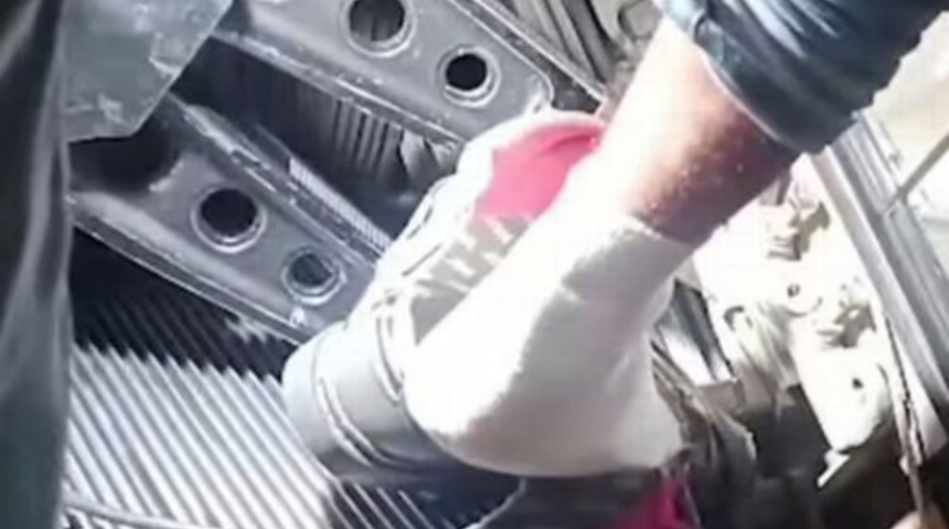 Alışveriş merkezindeki yürüyen merdiveni tamir etmek için gelmişti! İşçinin ayağı merdivene sıkışınca korku dolu anlar yaşandı