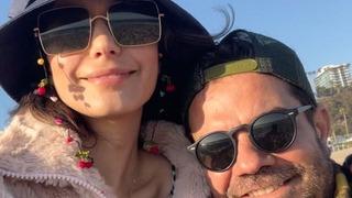 Beren Saat ve Kenan Doğulu tatil dönüşü yakalandı! Tekerlekli sandalye ile getirildi