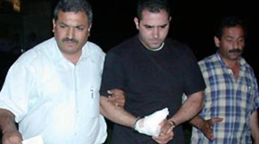 Bodyguard damsız gelen m&uuml;şteriyi bı&ccedil;akladı