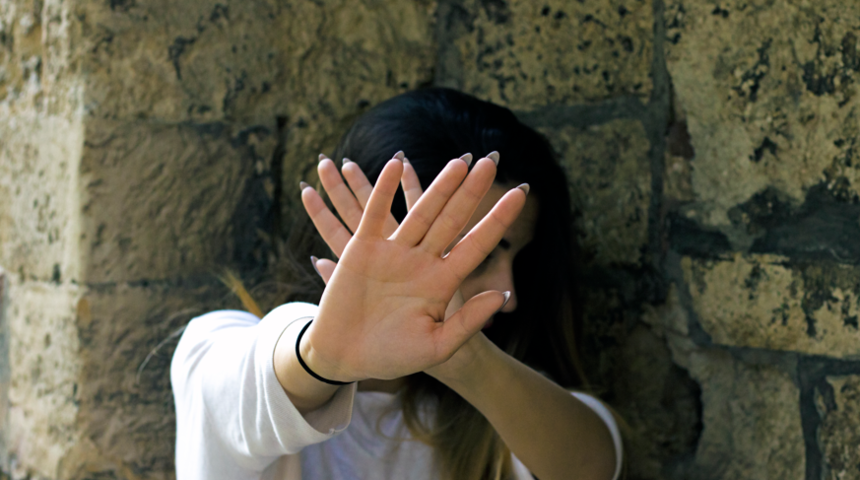 Kilise bahçesinde tecavüz skandalı! 19 yaşındaki genç kıza iki kişi birden saldırdı... Çığlık seslerini duyunca koşarak geldiler