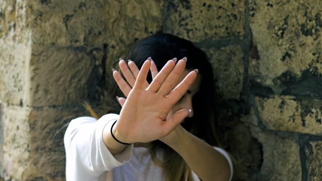 Kilise bahçesinde tecavüz skandalı! 19 yaşındaki genç kıza iki kişi birden saldırdı... Çığlık seslerini duyunca koşarak geldiler