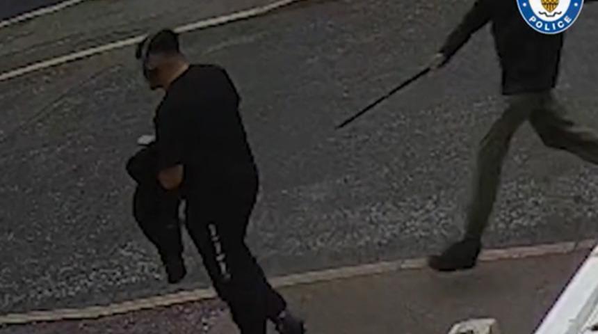 Samuray kılıcı vahşeti! 16 yaşındaki genci yolun ortasında katletti....  İşte trajik olayın görüntüleri!