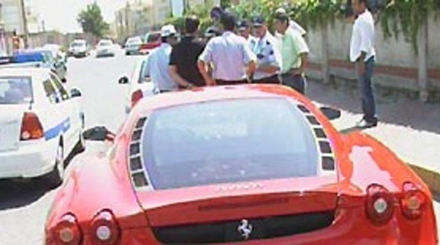 Hız yapan Ferrari, polisi alarma ge&ccedil;irdi