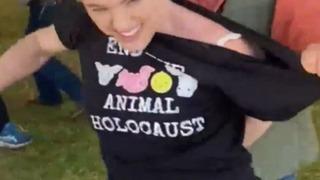 Çıplak protestolarıyla tanınan vegan aktivist yine olay yarattı! “Ünlü olmak için hayvanları kullanıyor”