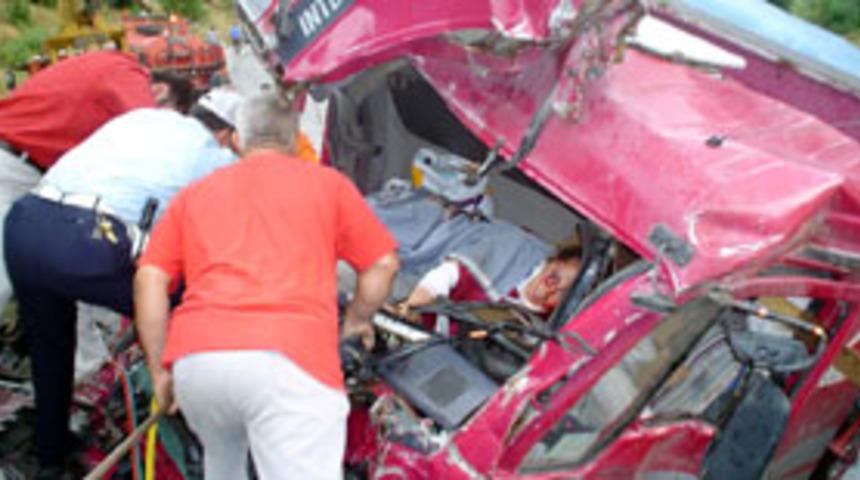 Kamyonet şarampole yuvarlandı: 1 &ouml;l&uuml;