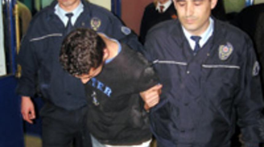 Konserde T&uuml;rk bayrağını yırttı