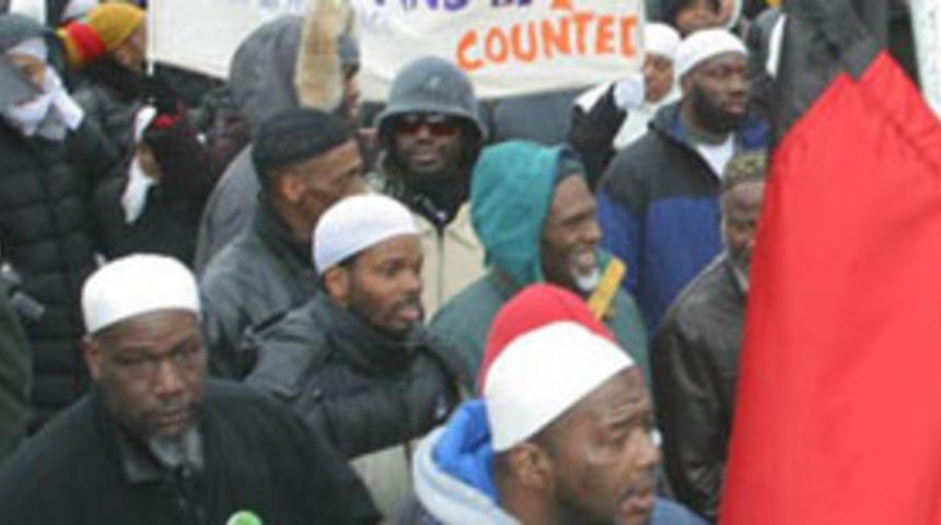 ABD'de siyah gen&ccedil;ler, polisle &ccedil;atıştı