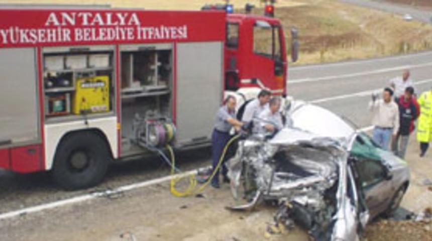 Otomobil ikiye b&ouml;l&uuml;nd&uuml;: 1 &ouml;l&uuml;