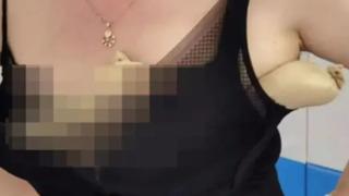 Gümrük görevlilerinin dikkati ortaya çıkarttı! İç çamaşırının içinden çoraplara sarılı yılan çıktı