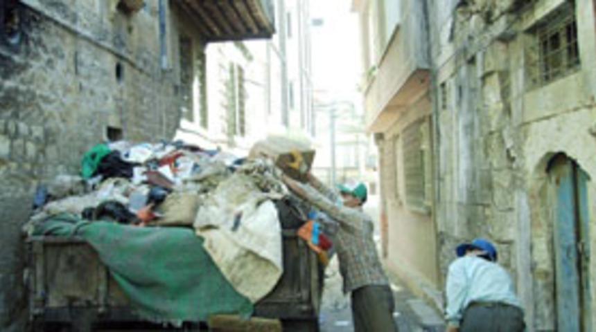 Yaşlı kadının evinden 3 trakt&ouml;r &ccedil;&ouml;p &ccedil;ıktı