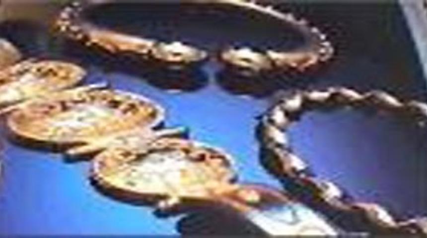 Yaşlı kadının bileziğini &ccedil;aldılar