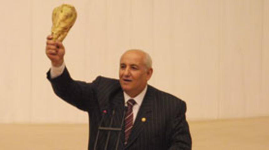 TBMM k&uuml;rs&uuml;s&uuml;ne pancarla &ccedil;ıktı