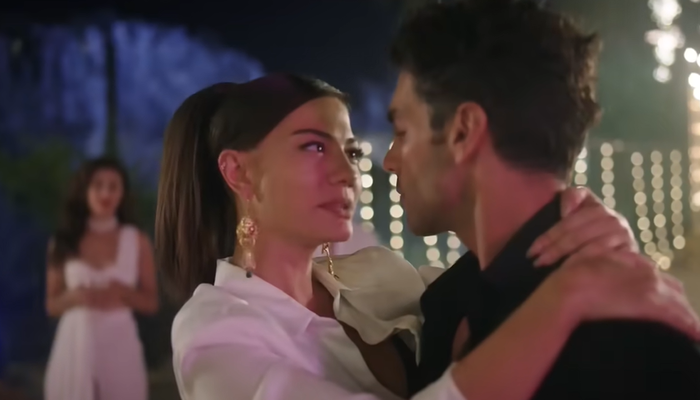 Aşk Taktikleri’nin yıldızları Demet Özdemir ile Şükrü Özyıldız karavanda dans etti! Sosyal medyada olay oldu