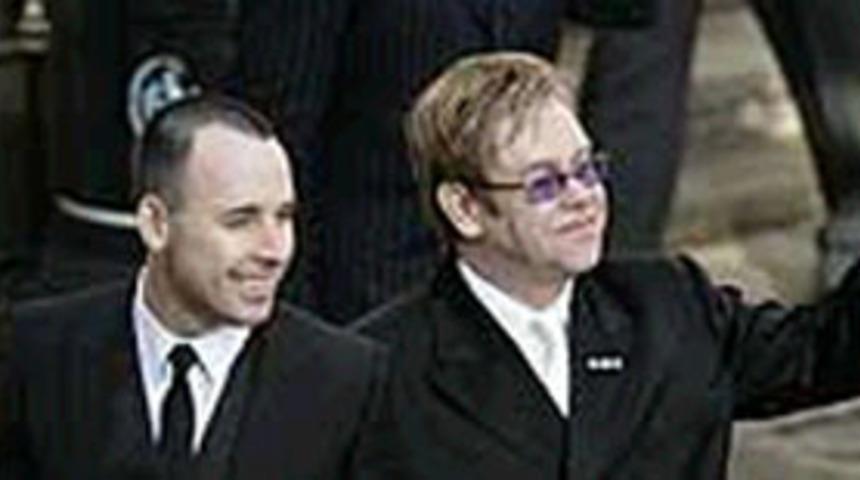 Elton John evlendi