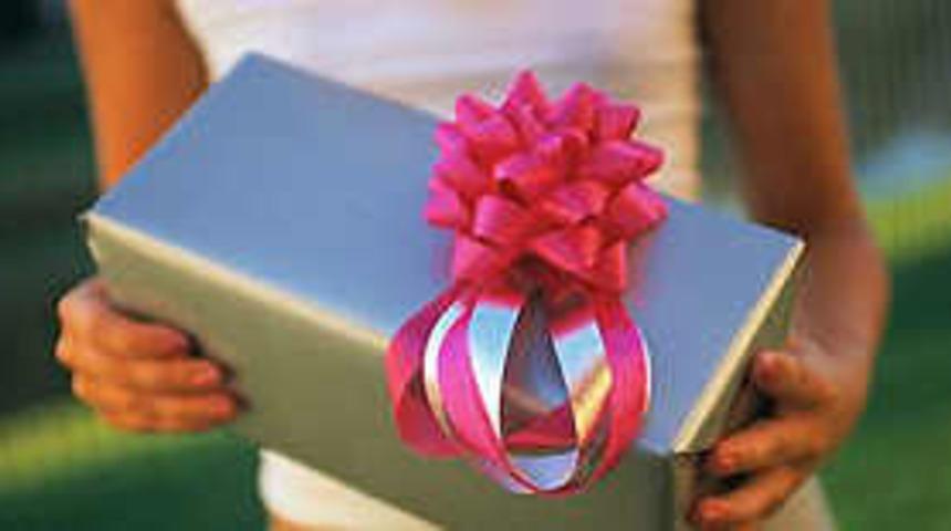 Hediye paketinden bomba &ccedil;ıktı