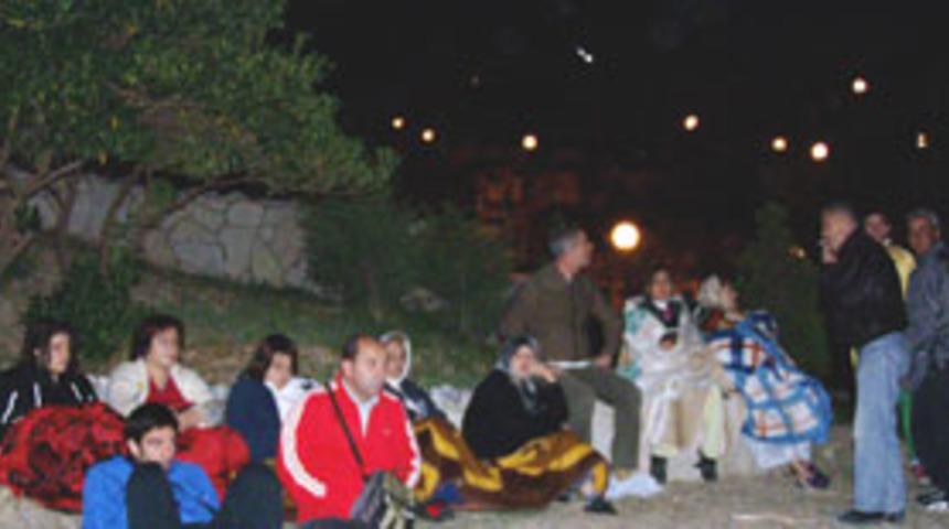 Vatandaşlar a&ccedil;ık alanlara ka&ccedil;tı