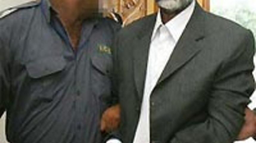 Saddam mahkemede "şov" yaptı