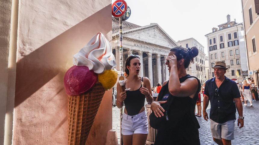 Aşırı sıcaklar Avrupa'yı kasıp kavuruyor! İtalya'da kırmızı, Fransa'da turuncu alarm verildi! Sıcaklık 48 dereceye ulaşacak