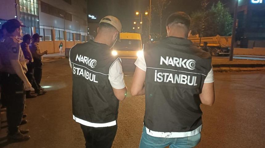 İstanbul'da polisten uyuşturucu denetimi! Ara&ccedil;lar tek tek arandı
