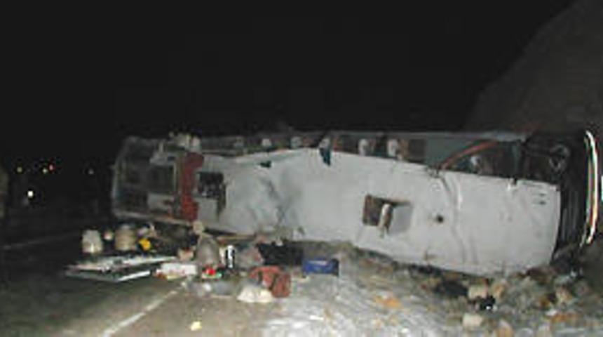 Yolcu otob&uuml;s&uuml; u&ccedil;uruma yuvarlandı: 2 &ouml;l&uuml;