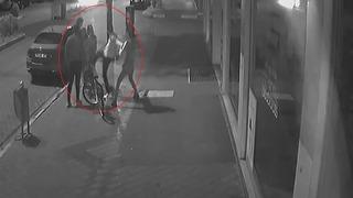 Akılalmaz olay! 2'si kadın 3 garsonu evire çevire dövdüler: Sebebi ise...