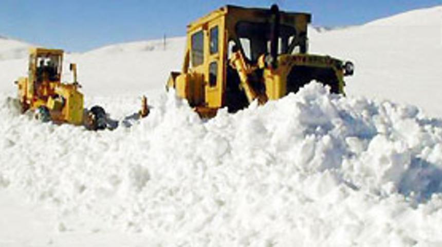 Erzurum'da kar ve buz &ccedil;ilesi