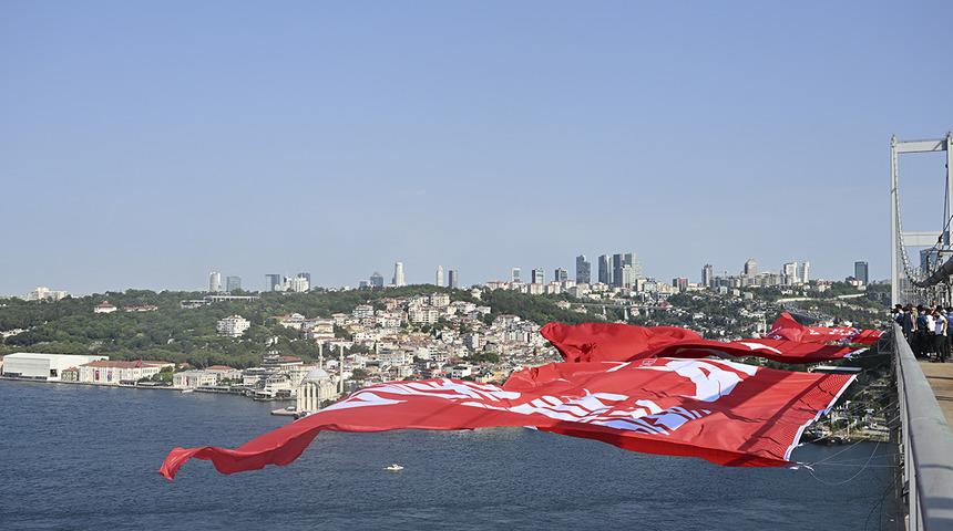 15 Temmuz Şehitler Köprüsü'ne şehitlerin anısına Türk bayrağı asıldı