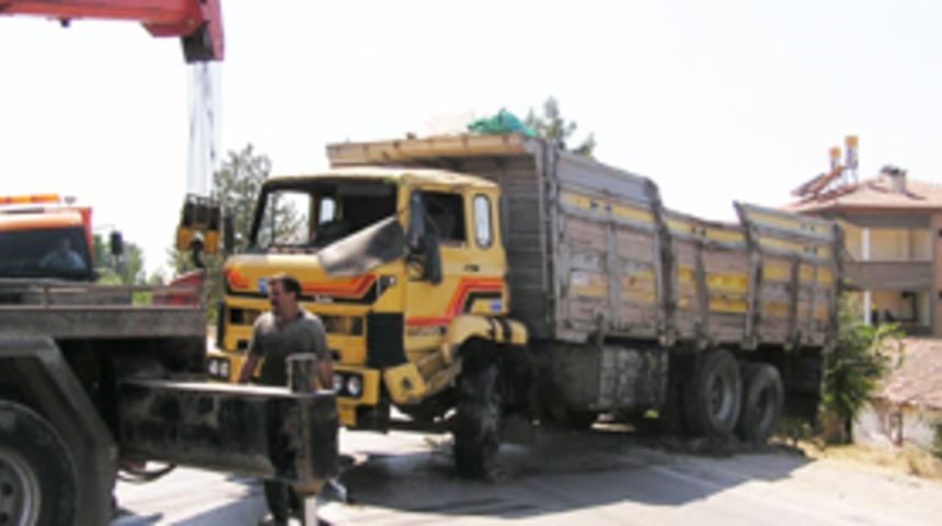 İş&ccedil;i kamyonu şarampole yuvarlandı