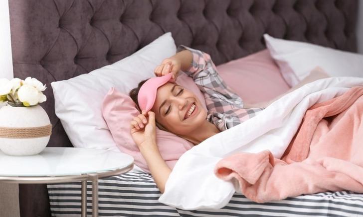 Bu yaygın uyku pozisyonu kırışıklıklara neden oluyor! Uyku uzmanı bundan kaçınmanın 'en iyi' yolunu paylaştı G4