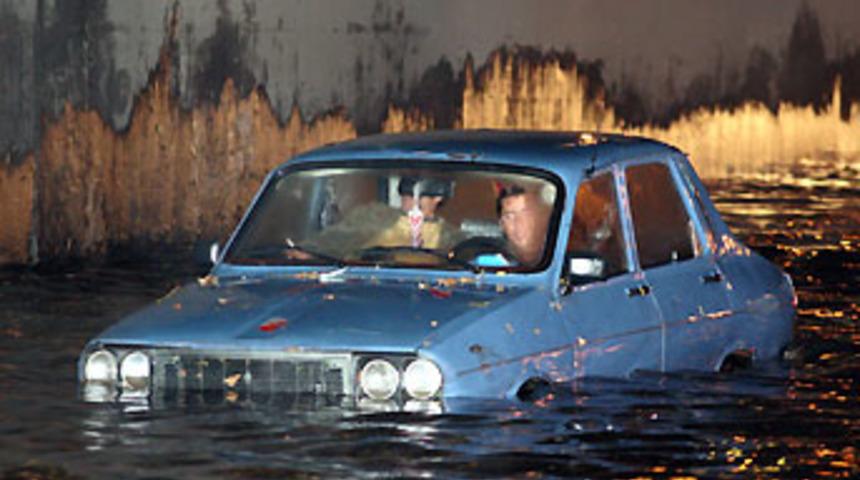 Yağmur yağdı s&uuml;r&uuml;c&uuml;ler sel suyunun i&ccedil;erisinde kaldı