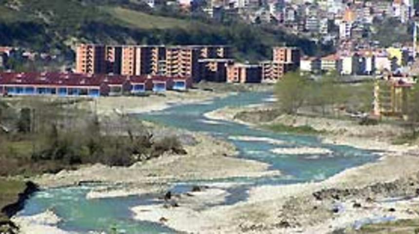 Dengesini kaybeden gen&ccedil; dereye d&uuml;şt&uuml;