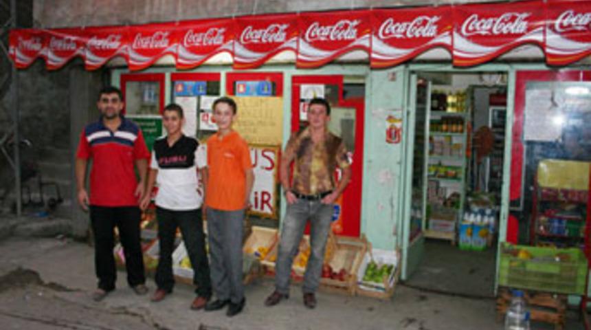 Duvarını delip markete girdiler