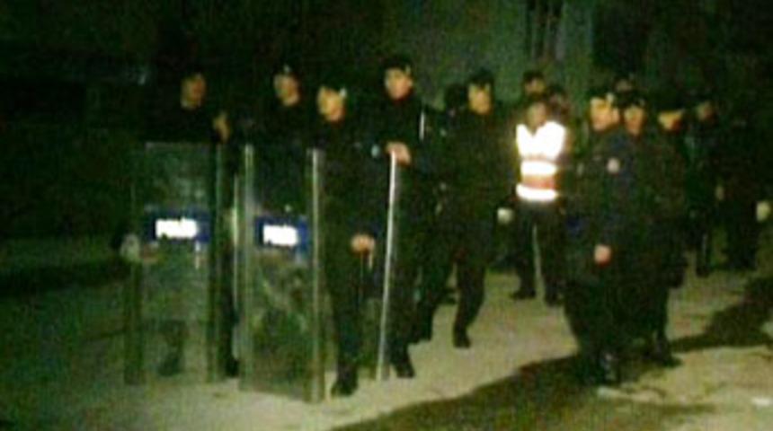 Esenler'de polise ekibine saldırı