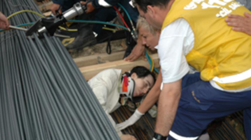 &Uuml;zerine tonlarca demir d&uuml;şt&uuml;