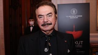 Tekneden indiği sırada düşerek yaralanan Orhan Gencebay hastaneye kaldırıldı