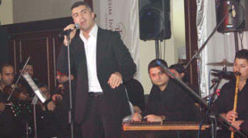 &Ouml;zcan Deniz konserinde izdiham