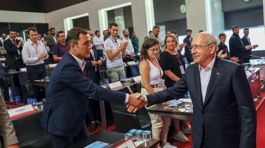 CHP lideri Kılıçdaroğlu, partisinin gençlik kolları il başkanlarıyla buluştu