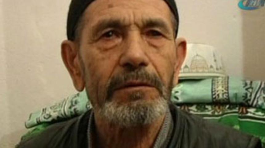 G&ouml;zleri g&ouml;rmeyen yaşlı adama kitap okuma cezası