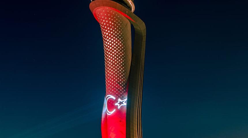 İstanbul Havalimanı trafik kontrol kulesi 15 Temmuz i&ccedil;in &ouml;zel aydınlatıldı