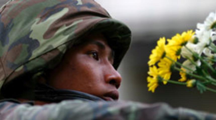 Tayland'da darbeci askerlere 'g&uuml;l&uuml;mseme' emri